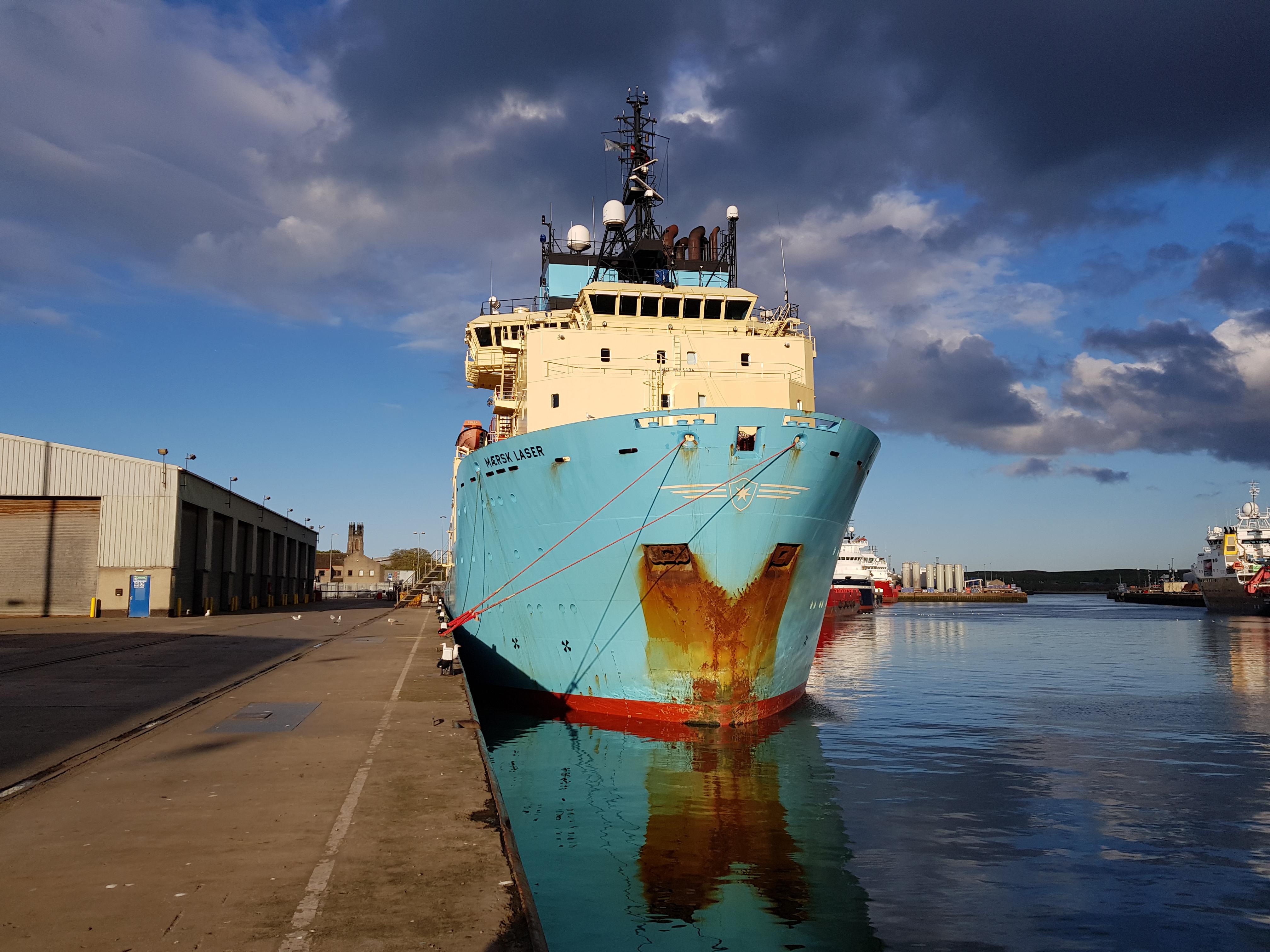 Maersk Laser i Aberdeen havn (Maersk Laser, Aberdeen).jpg